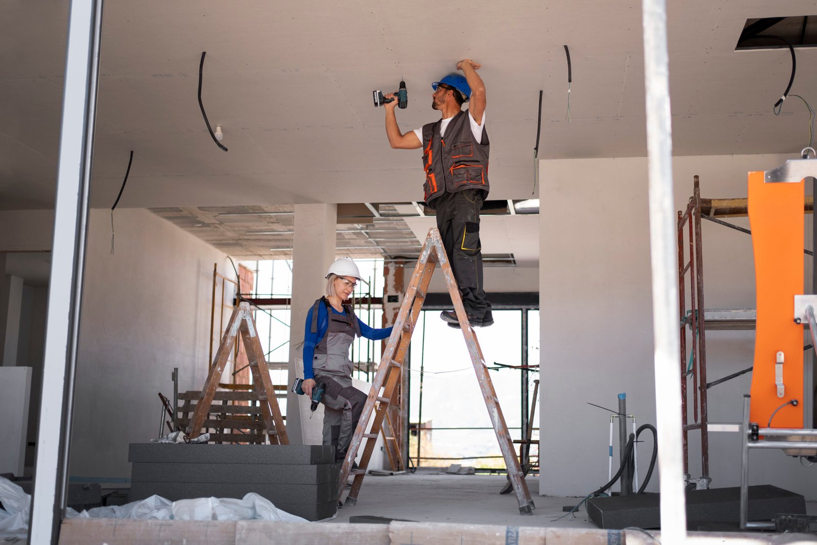 full-shot-man-woman-standing-ladder full shot man woman standing ladder scaled